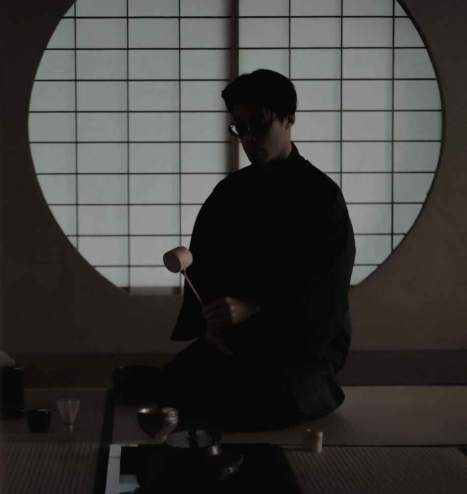 正座をする茶人